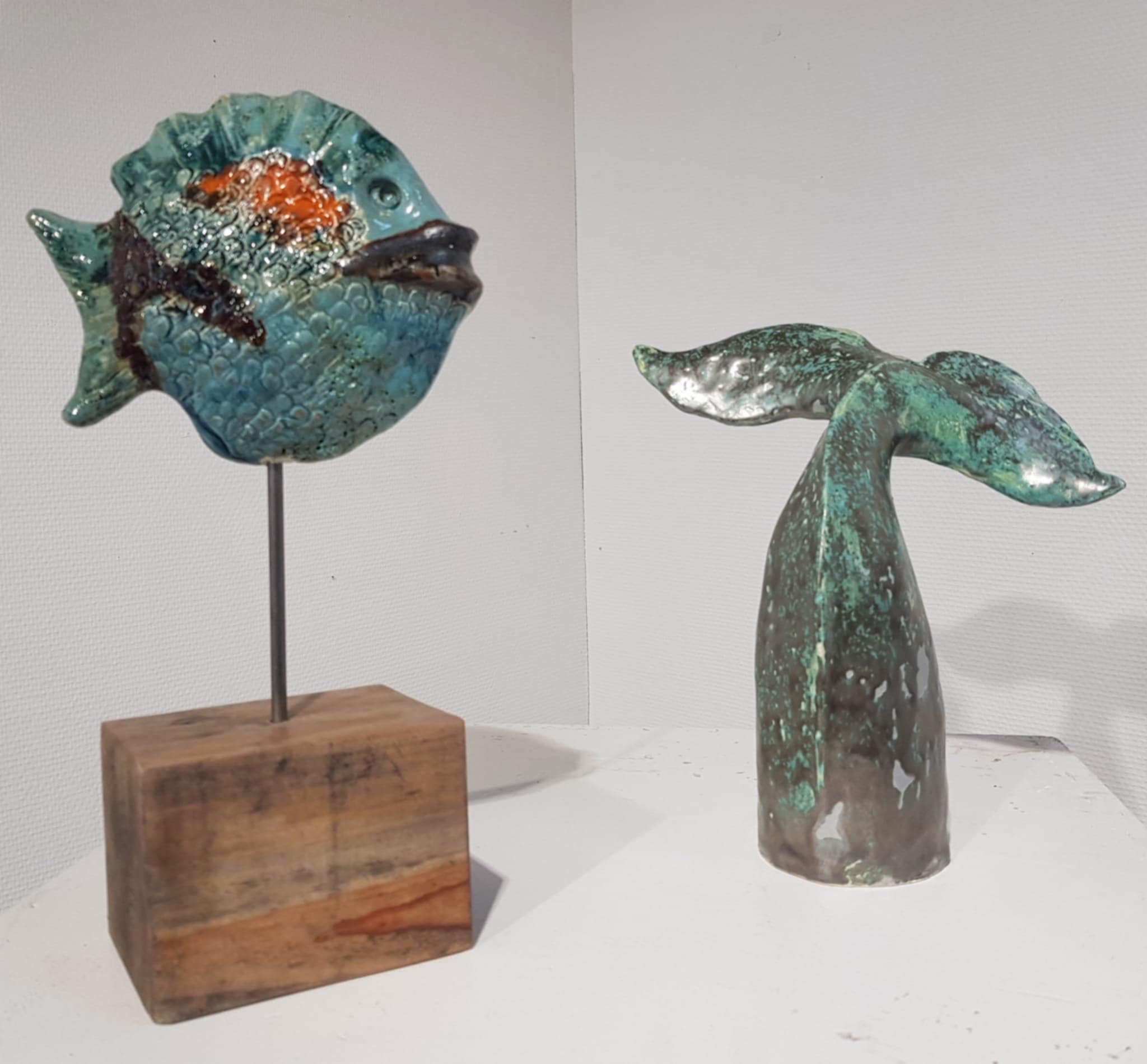 Sculpture en poterie d’un poisson ou d’une baleine.